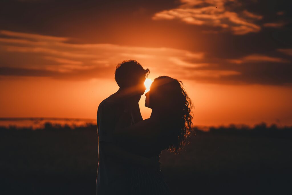 Coppia romantica che si abbraccia al tramonto